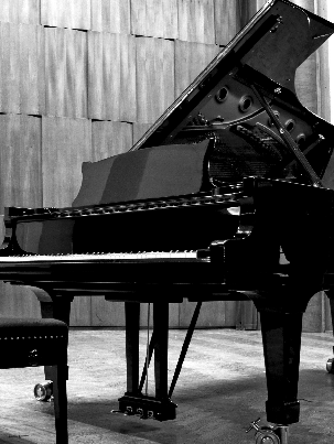 Obrazek przedstawiający człowieka grającego na fortepianie