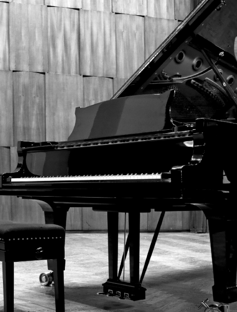 Obrazek przedstawiający człowieka grającego na fortepianie