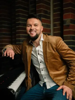 Obrazek przedstawiający człowieka grającego na fortepianie