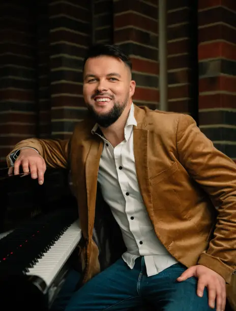 Obrazek przedstawiający człowieka grającego na fortepianie