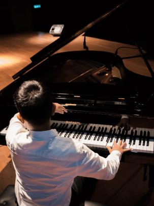 Obrazek przedstawiający człowieka grającego na fortepianie