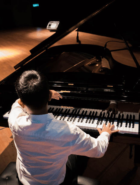 Obrazek przedstawiający człowieka grającego na fortepianie