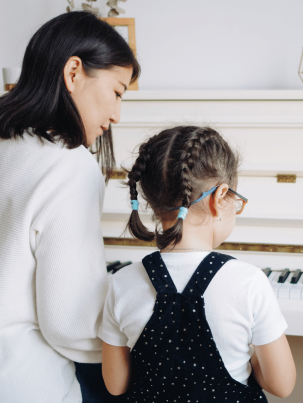 Obrazek przedstawiający człowieka grającego na fortepianie